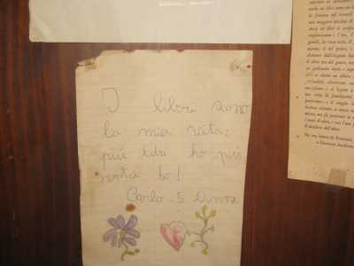 La letterina ingiallita del piccolo Carletto che la signora Isabella custodisce con estrema cura