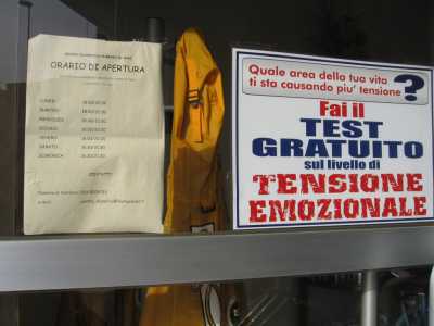 Sulla porta si legge un invito a sottoporsi a un test emozionale gratuito 