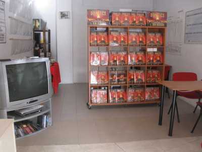 La libreria vista da vicino, colma di libri scritti da Hubbard