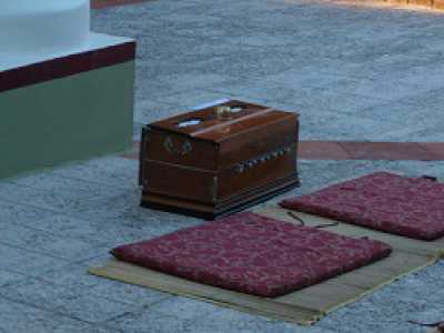 stuoie per la preghiera e "harmonium", davanti all'altare dedicato a Shiva