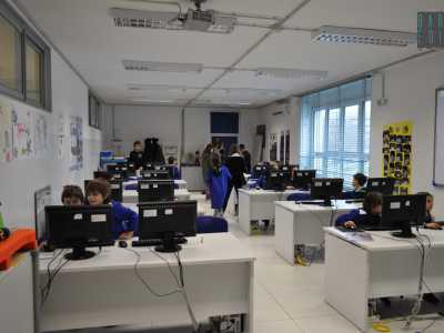 Gli alunni dell'Istituto Verga vengono abituati sin da piccoli a programmare robot al computer