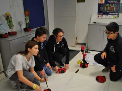 Su un robot � stata montata una bambola per dar vita a una rappresentazione teatrale: si tratta di una delle specialit� previste nelle gare di robotica