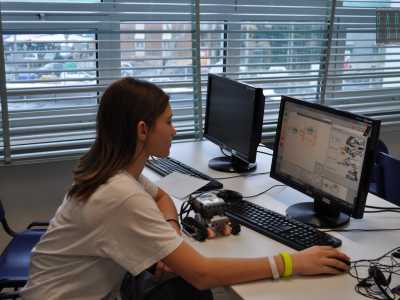 Una studentessa del Verga mentre usa il software Parallax S2, molto gettonato per la programmazione dei robot