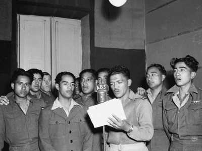 Un coro formato da soldati neozelandesi di origine maori si esibisce ai microfoni di Radio Bari a beneficio delle truppe dei soldati