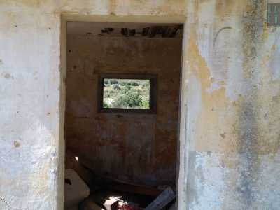 Siamo ora davanti un�altra polveriera oramai dismessa, attiva fino agli anni 60. A fare da guardia all�area militare ci sono due posti di blocco in cemento...
