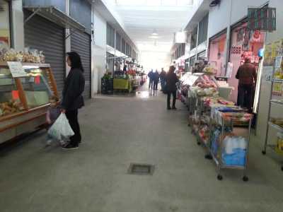 Pochi clienti nel mercato coperto di via Caldarola