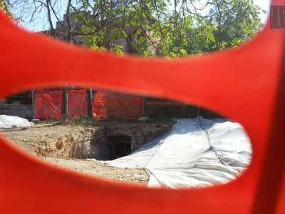 L'entrata dell'ipogeo intravista dalle transenne del cantiere