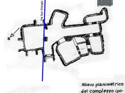 Rilievo planimetrico dell'ipogeo. La linea blu indica il livello della strada