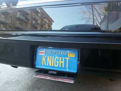 Particolare della targa posteriore dell'auto: Knight era il protagonista del telefilm interpretato da David Hasselhoff