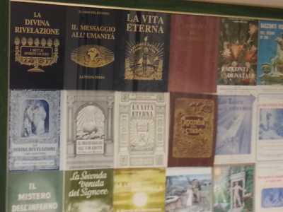 Nella sala, una bacheca riporta le copertine di tutte le opere del fondatore, Alexander Freytag