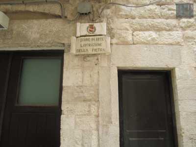 Il laboratorio �Donne in arte lavorazione della pietra� situato nel centro storico di Molfetta, in via Piazza