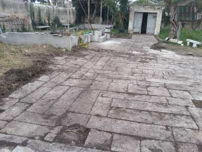 Le grandi chianghe della vecchia pavimentazione, ripulite dai detriti
