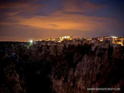 Una panoramica della location con vista sulla gravina
