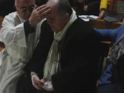 Il prete impone le mani su Lodovico: inizia cos� il fenomeno della lacrimazione di sangue, presente anche sulle mani coperte dalle bende