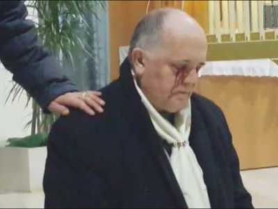 Lodovico � aiutato da un altro uomo che lo assiste accanto in piedi