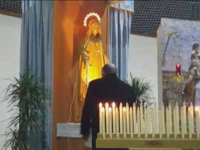 Prima di abbandonare la chiesa Lodovico si reca verso la statua della Madonna per un'ultima preghiera di ringraziamento 