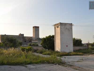 Ed ecco che, quasi nascosta da una grande cabina di trasformazione elettrica, scorgiamo la masseria