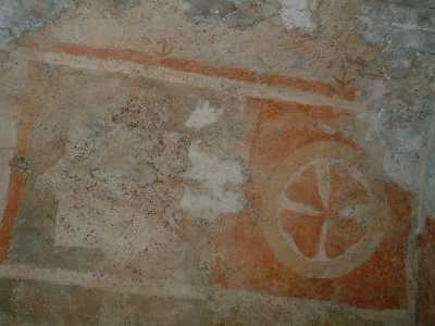 Un affresco con croce templare presente nell'antico edificio di Sovereto