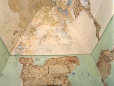 Altro scatto del coretto, risaltano evidenti le pareti scrostate e piene di crepe. Nella met� sinistra dell'immagine spicca un materasso abbandonato