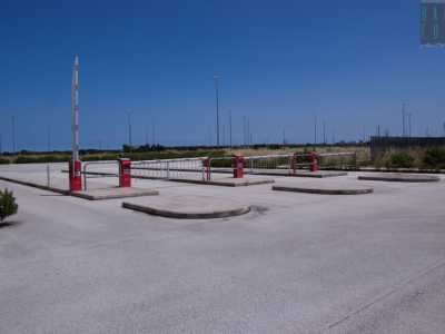 A introdurlo ci sono sbarre automatiche bianche e rosse che attendono inoperose un ampio flusso automobilistico preventivato e mai attuatosi
