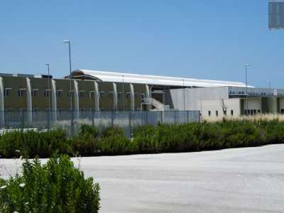 La struttura � divisa in due parti. Il primo edificio di color verde scuro � ritmato da coppie di finestre intervallate da grosse lesene bianche squadrate