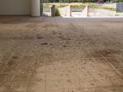 Lo spazio � ampio, ben arieggiato e armoniosamente distribuito, ma al momento ricoperto unicamente da escrementi di piccioni