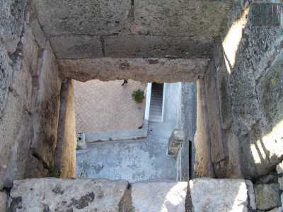 Fa un certo effetto sporgersi dal merlo principale, quello pi� largo e osservare l'entrata da un'altezza cos� vertiginosa