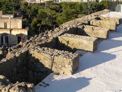 . I singoli merli infatti hanno un'apertura realizzata appositamente per gettare, all�epoca, olio bollente sulle teste degli ospiti indesiderati che fossero riusciti ad arrivare sotto la roccaforte