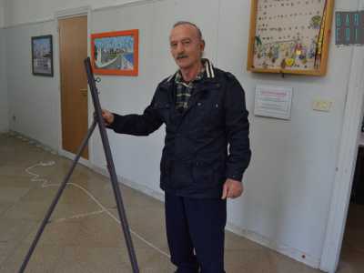 Antonio e un cavalletto costruito con materiale riciclato