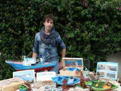 Massimo Di Pierro con alcuni dei modellini in legno da lui realizzati