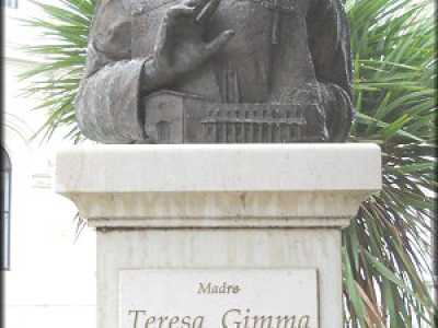 Monumento di Teresa Gimma, in Corso Cavour angolo via Abate Gimma