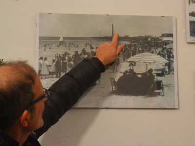 Serafino mostra in una stampa la prima trasmissione dal faro di Guglielmo Marconi