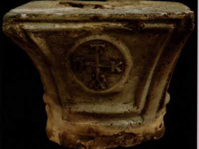 Il capitello della prima met� del secolo X che riporta scolpito il monogramma del funzionario bizantino Leone patrizio e ospitato ora nel Museo Nicolaiano