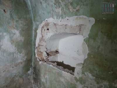 Nicchia di destra, sparite le statue