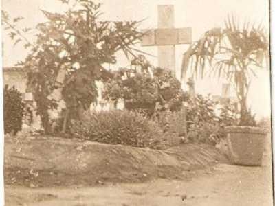 Il nipote di Maiorano, Giuseppe, ci mostra una foto datata 1924 in cui si vede una grossa croce monumentale ergersi tra alcune alcune piante di medio fusto: si tratta prorio della tomba di suo zio, quella che oggi risulta irrintracciabile