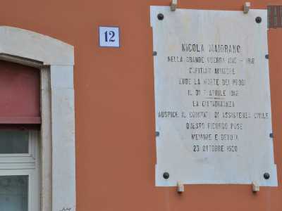 Ancora oggi qui � possibile leggere: �Nicola Maiorano/Nella Grande Guerra 1915-1918/Capitano aviatore/Ebbe la morte dei prodi/Il di 7 aprile 1918�