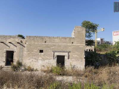 Perch� Nicola vive da due anni in un casolare di campagna abbandonato di Noicattaro, di propriet� delle Ferrovie Sud Est e poco distante dalla stazione di Noicattaro 

