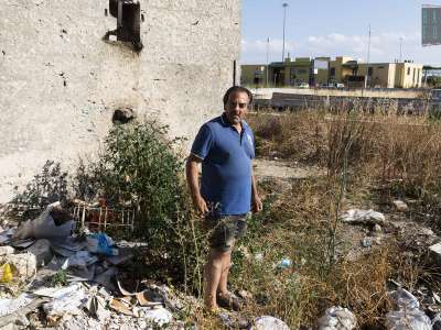 Nicola vive nella sporcizia e senza la disponibilit� di acqua, luce e gas, tra rifiuti e spazzatura di ogni genere e in mezzo a una fitta vegetazione che lo avvolge attorno