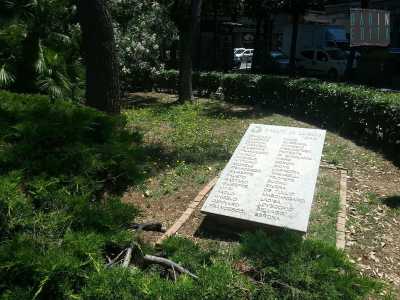 Monumento in ricordo dei caduti in via Nicol� dell'Arca nel 1943