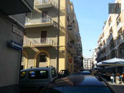 Il mercato di via Nizza si � dimezzato. Circa venti bancarelle nel solo tratto compreso tra via Trento e via Re David