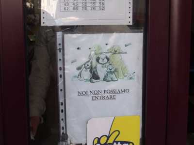 Un bar espone "correttamente" il divieto