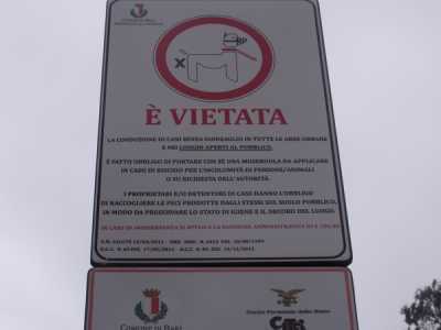Il nuovo cartello vieta solo se non al guinzaglio