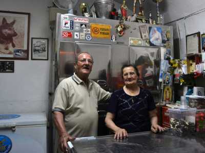 Onofrio, il pi� anziano vinaio di Barivecchia e sua moglie