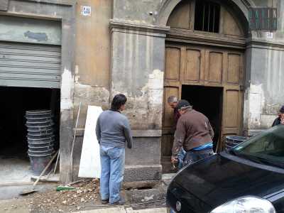 Operai su via Savoia cercano le cause delle infiltrazioni nelle fondamenta di un palazzo