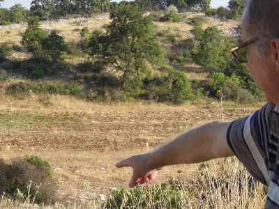 Gianni Nicastro, portavoce del Comitato per la Tutela di Lama San Giorgio, indica il vallone Guidotti,a Rutigliano, dove sfocer� il tubo del depuratore di Casamassima