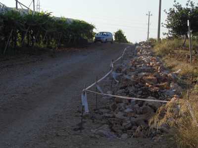 I lavori bloccati della trincea scavata per ospitare i tubi del depuratore di Casamassima che sfoceranno nel Vallone Guidotti di Lama San Giorgio