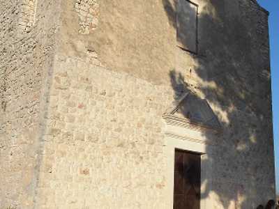 Alcune donne si rilassano davanti alla chiesa rurale dell'Annunziata, in Lama San Giorgio, a Rutigliano