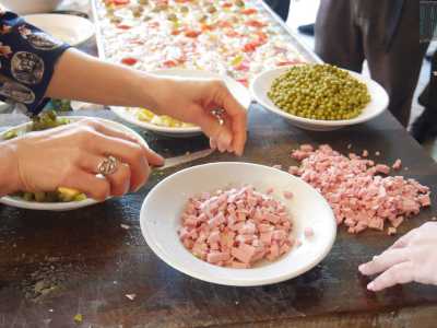 Qui si prepara anche la tipica �insalata russa�, che per� i russi chiamano "Olivier", dal nome del cuoco francese che la invent�