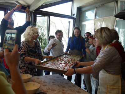 Preparazione della focaccia barese presso l'associazione "Prima" 