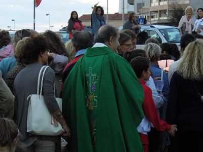 Il parroco Ugo Marino si avvia verso la fiaccolata